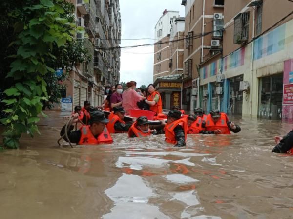 各地|武警湖北总队紧急投入湖北各地抗洪抢险