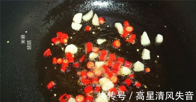 食材|两种食材搭配，大火一炒就上桌，这道快手菜，开胃又美味！