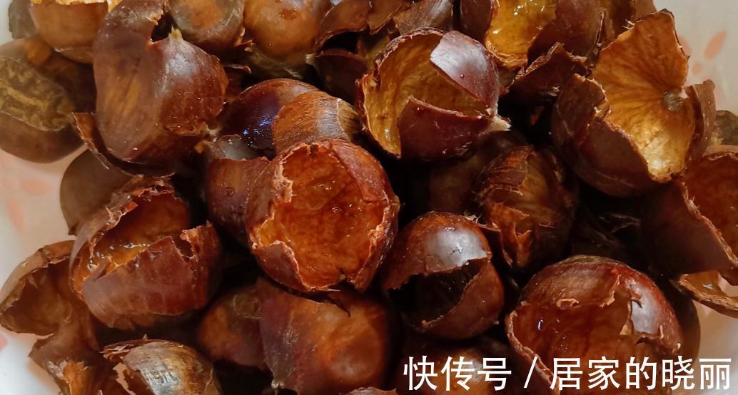 板栗去壳小窍门,2秒一个,几分钟剥一大盘,做道菜家人吃美了