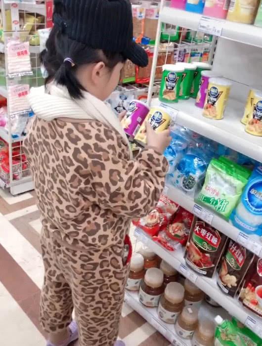 萌娃们|女儿用自己的钱去超市买吃的,看到这一个动作,亲妈笑开了花