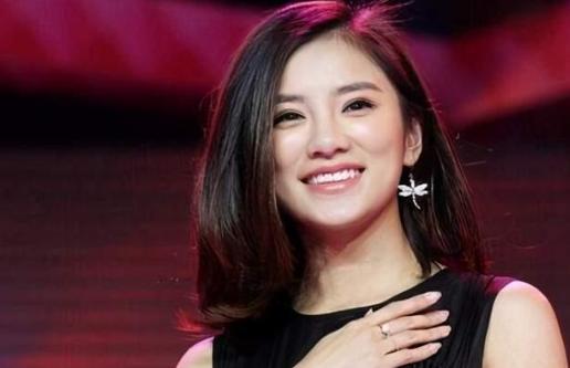 知名女主持现场失误，漏穿一件衣服，一旁的张国立反应尴尬