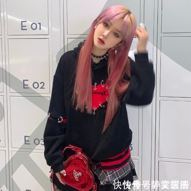 丝丝沈|美女网红嘴唇肿得像香肠五官比例失调,被嘲整容过度像刘梓晨孪生妹妹