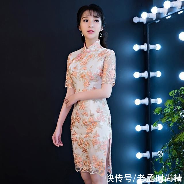 旗袍一如既往的海派剪裁，坠性好，每个女子都会深爱说的款式