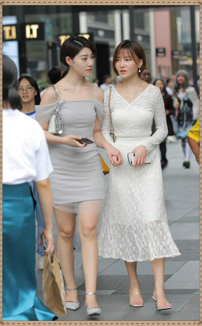 无比|街拍这么厚实的小白裙子,穿上身很英姿飒爽吧美艳无比