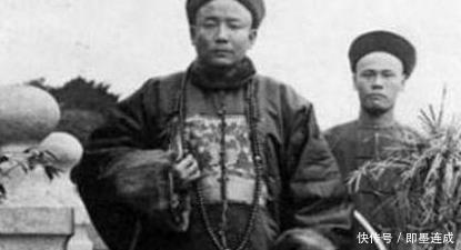 搂抱|晚清你没见过的照片女子当街被搂抱,最后一位妇人用洗衣脱水机!