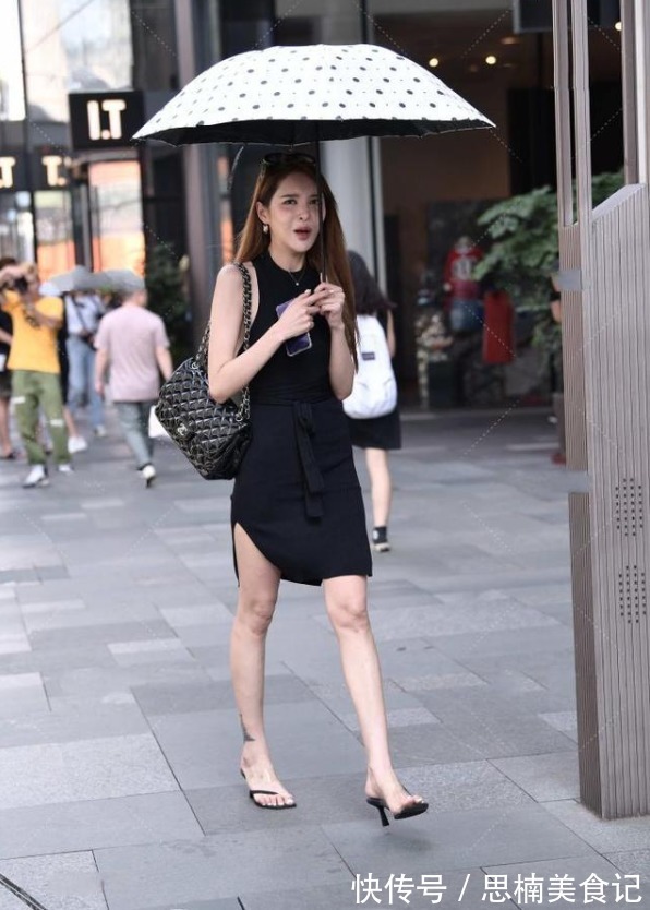 整体搭配 纯黑连衣裙没有沉闷感,针织设计时尚,轻盈舒适