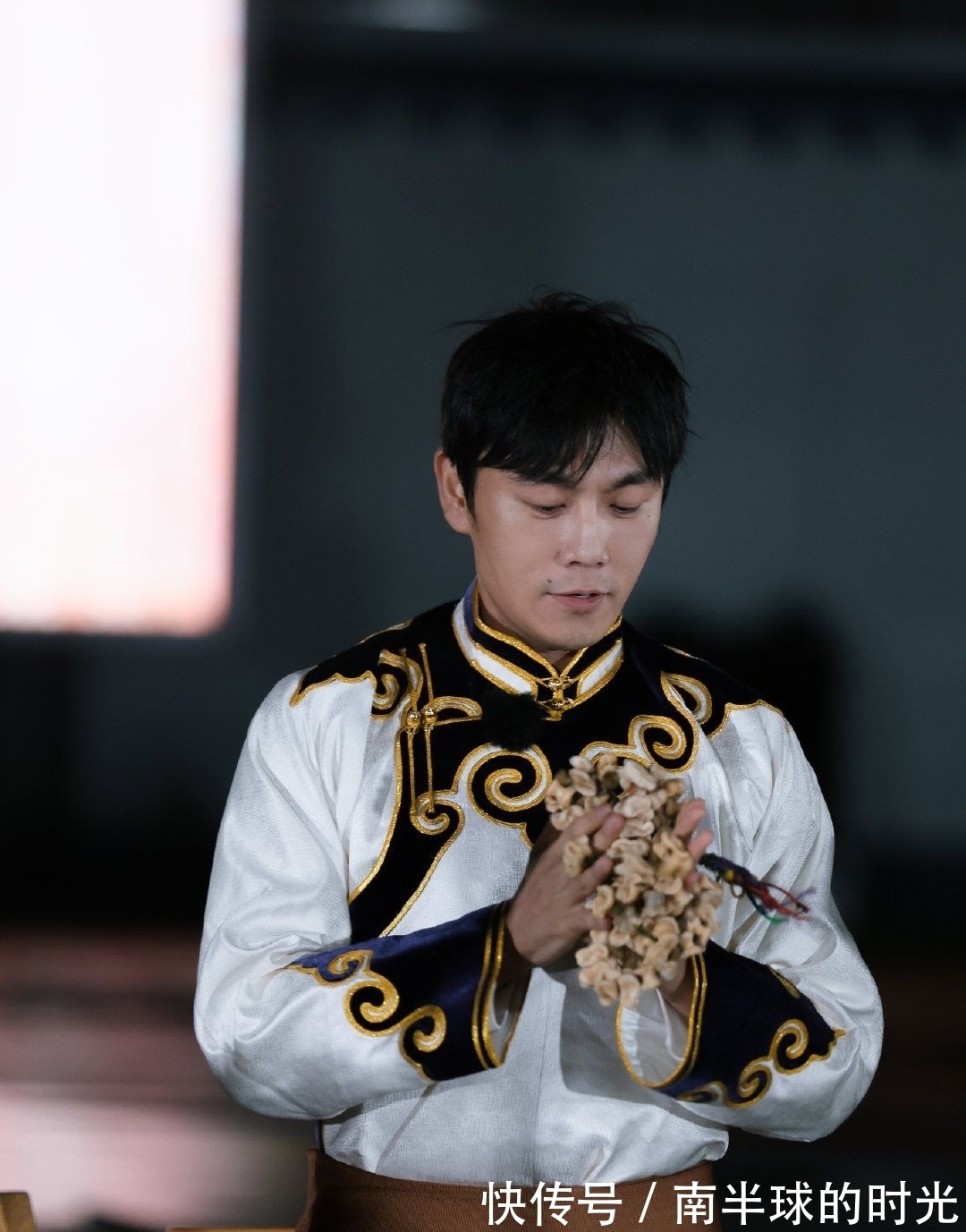 張東升|秦昊簡直太幽默了,在綜藝節(jié)目里連續(xù)五次假摔,戳中人們的笑點(diǎn)!