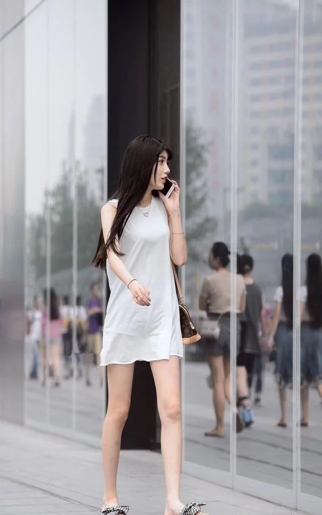 长袖|街拍：白色长袖上衣搭配高腰牛仔裤，小美女笔直的长腿，真好看