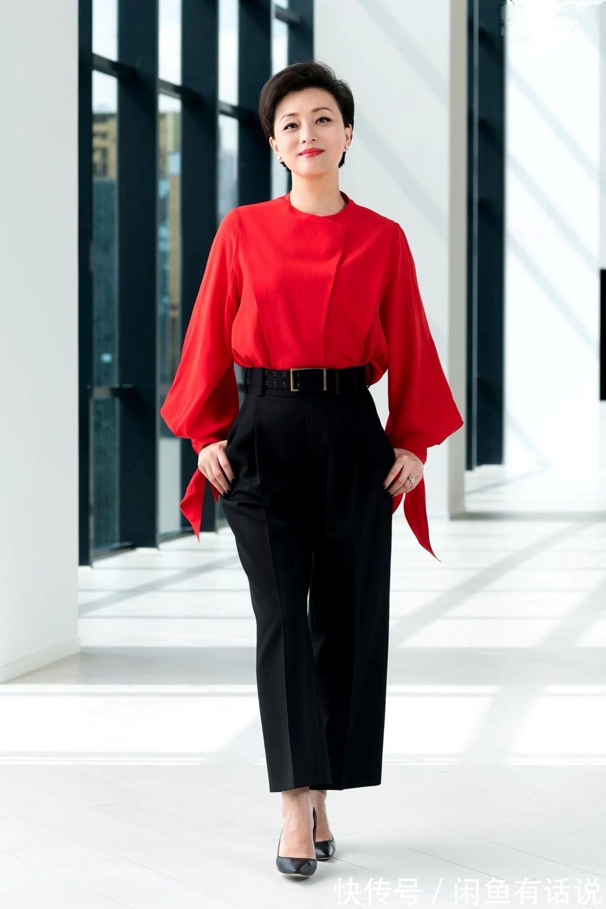 女性|杨澜真是精致的中年阿姨,穿红衣配黑裤优雅端庄,看着就有高级感