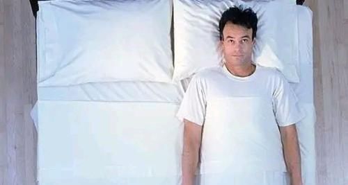 男性失眠咋办？将这一小物抹脚底，你会收获惊喜，另一半也更开心