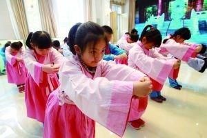 之中|当人问“您贵姓”时,一般人回答“免贵”,但有2个姓不必用免贵