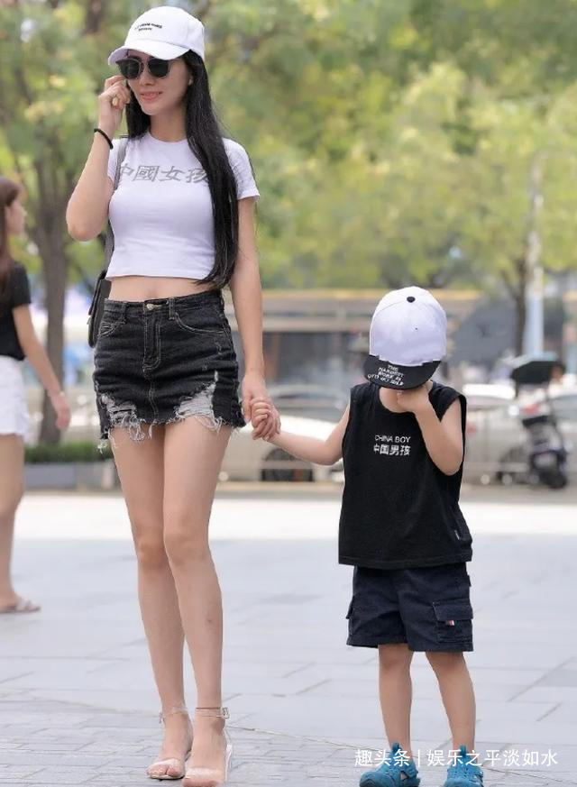 时尚白色短袖T恤，搭配深色短款牛仔裤，尽显出时尚而休闲的美感