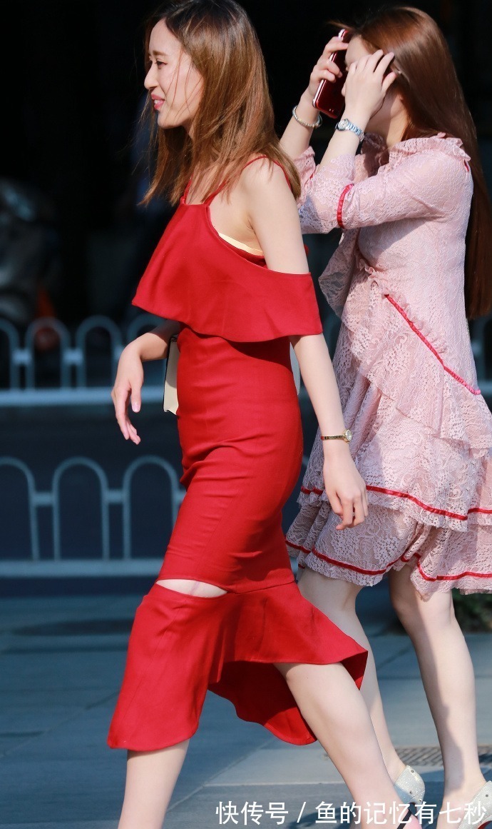 裙子 裙子都穿出“破洞”了,还笑的这么开心,这心是真大