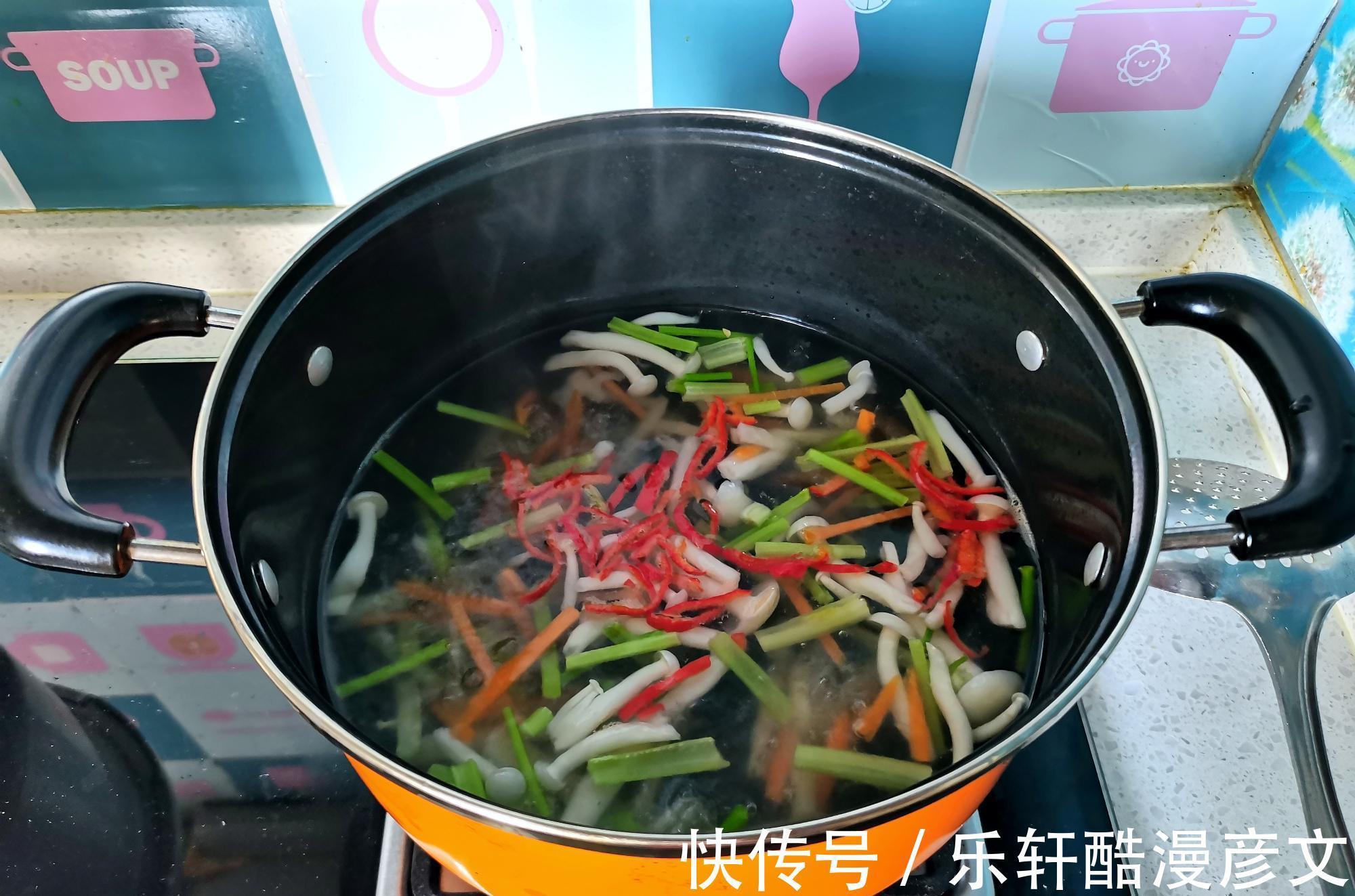 一家3口人的午餐，只有一菜一汤，丈夫孩子却说太满意了