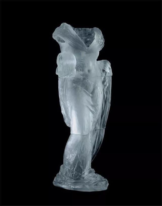 时装秀|艺术家用500斤玻璃做出重磅婚纱，惊艳时装秀，网友吐槽透明的怎么穿