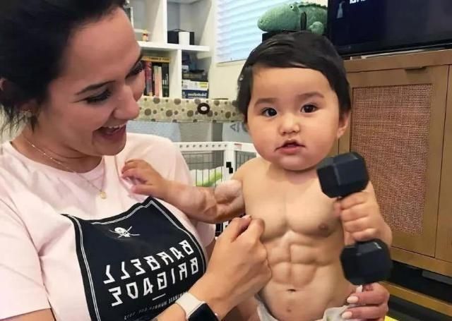 成年人|父母痴迷健身,孩子一岁腹肌线条明显,这怕是成年人都比不了吧