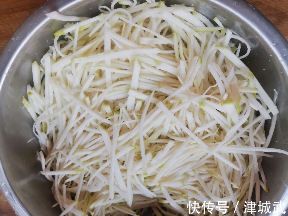 这碱性食材1块钱一斤,比萝卜还养人,拌拌吃一冬也不坏,杀菌防感冒