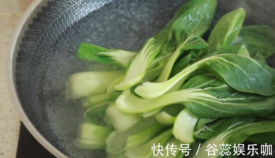 搅拌均匀|蔬菜包子翠绿不变色？掌握这个小窍门，松软鲜香，青翠不发黄