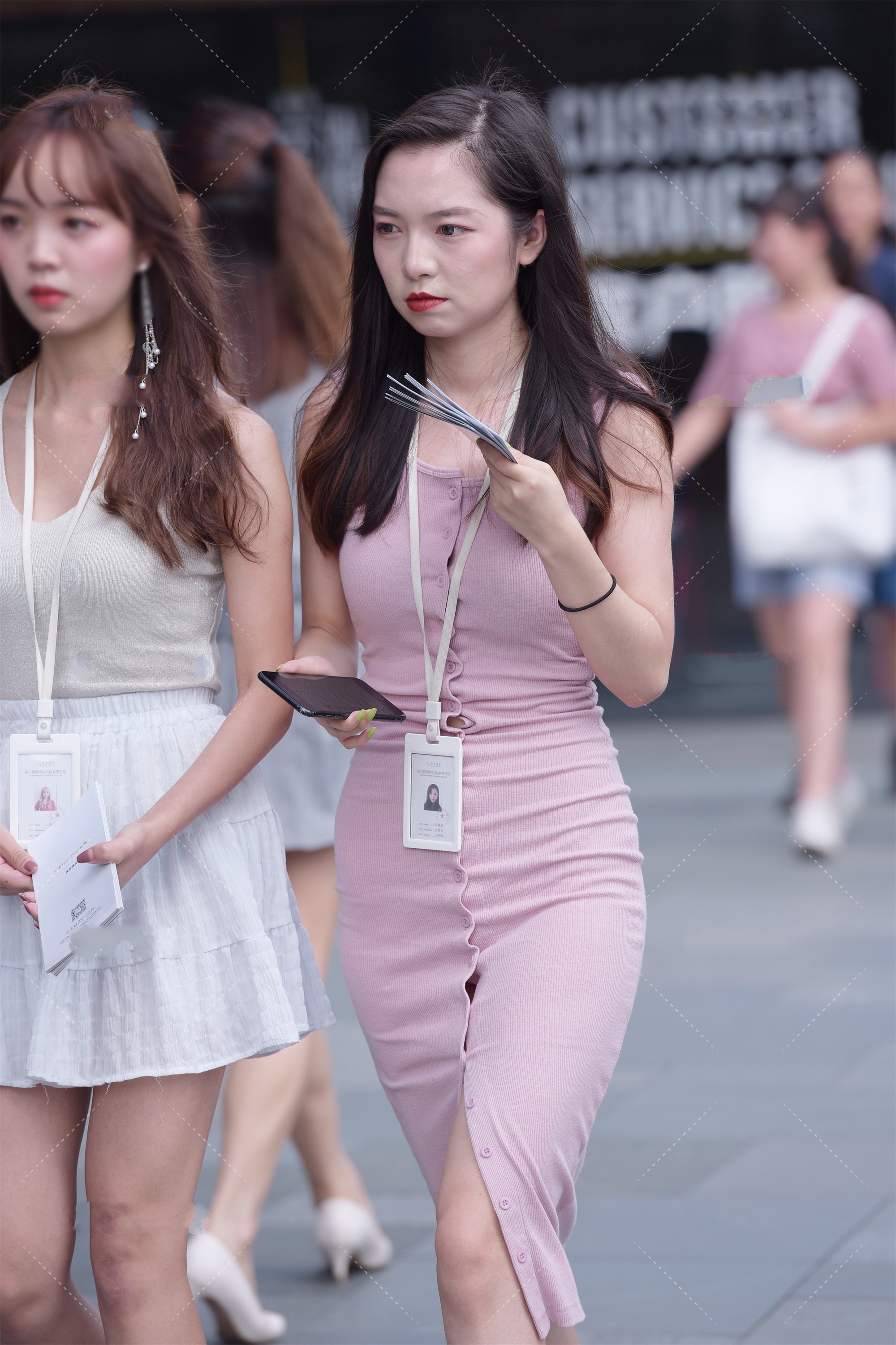 连衣裙|美女街拍:针织连衣裙穿上很有气质,浅粉色的针织连衣裙穿上很温婉