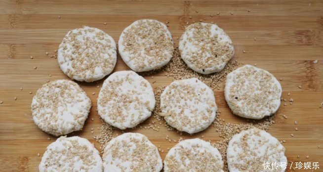 糯米粉最好吃的做法,开水一烫一搅,香甜酥脆,出锅孩子吃美了