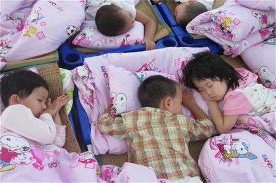 ＂午睡＂和＂从不午睡＂的孩子，长大后差距明显，让孩子这样睡才正确