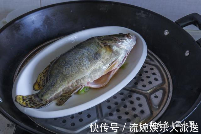 清蒸鱼，蒸几分钟要不要抹盐豉油怎么淋看看你做对了没