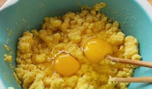 鸡蛋|把玉米面用开水一烫,加2鸡蛋,不用油,不二次饧发,越嚼越香