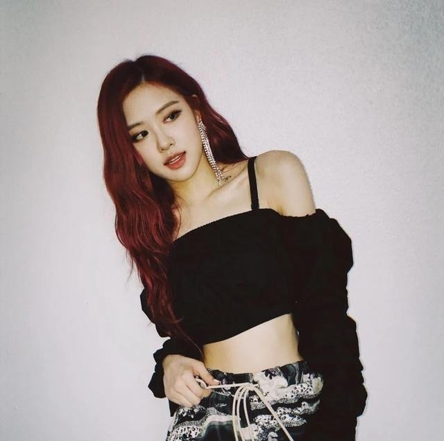 时髦 别再染“挂耳染”了!今年秋天流行“奶茶发”,时髦减龄又气质