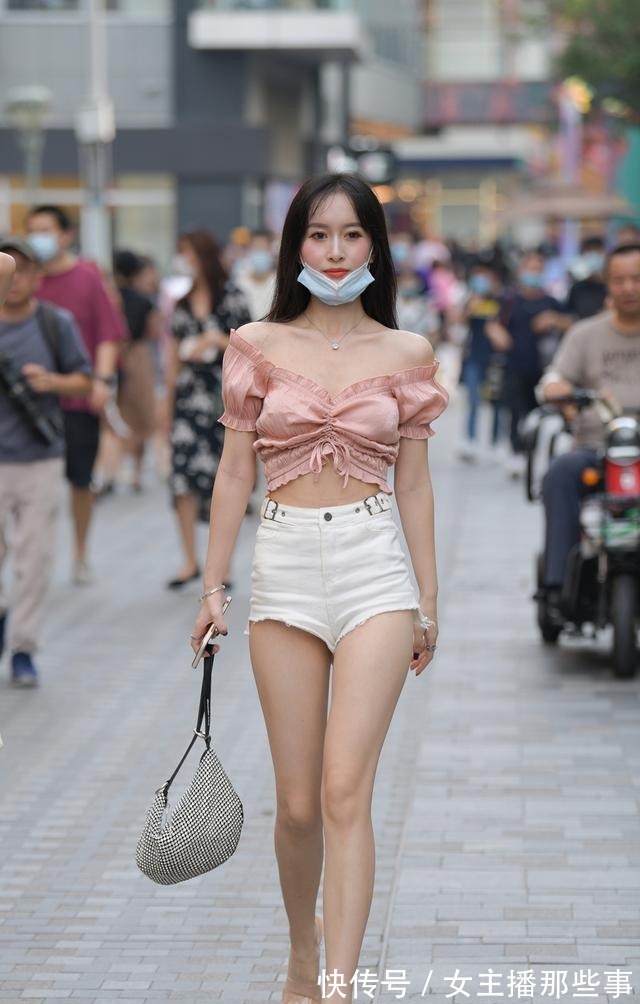 时髦 穿白色牛仔短裤,搭配粉色上衣,运用两个技巧时髦又减龄!