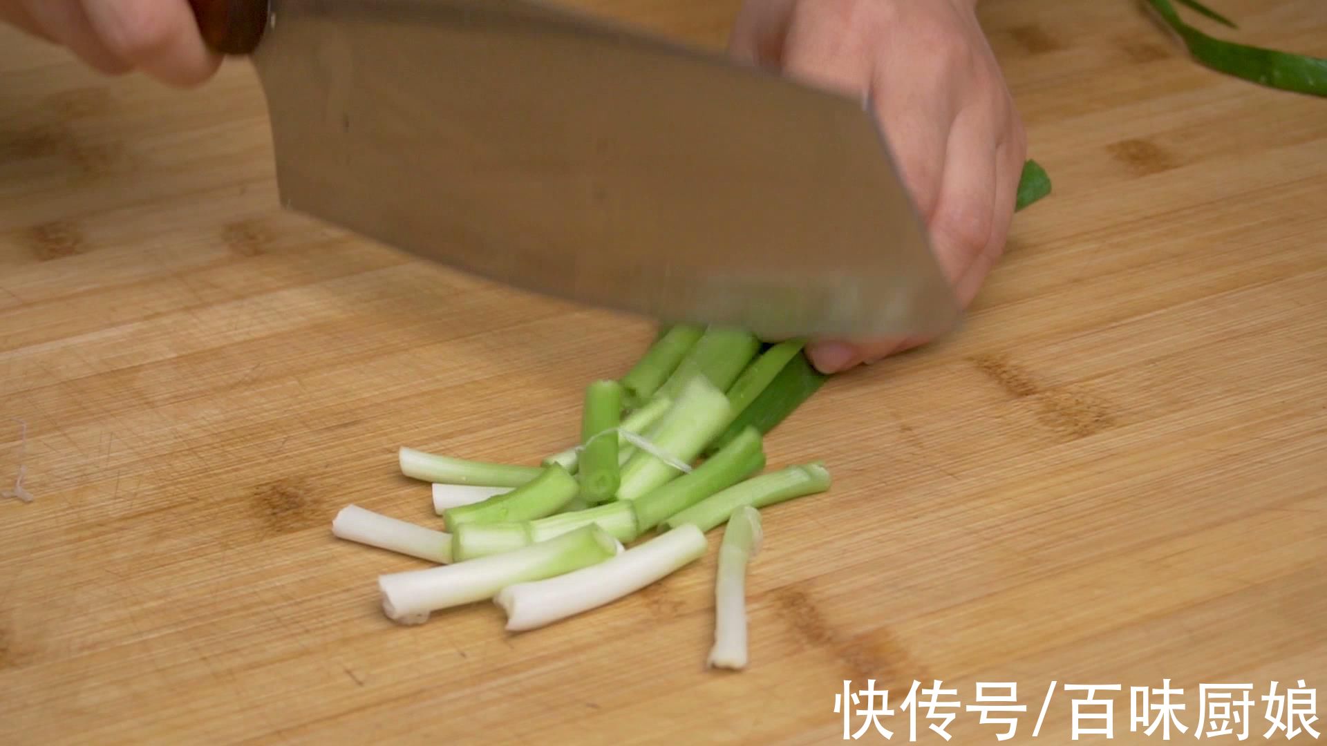 面条这样做,加葱花一点缀,简单又美味,一点也不比饭店做的差