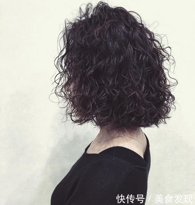 洋气 今冬流行烫满头发型20多款,时尚还保暖,烫完真洋气!