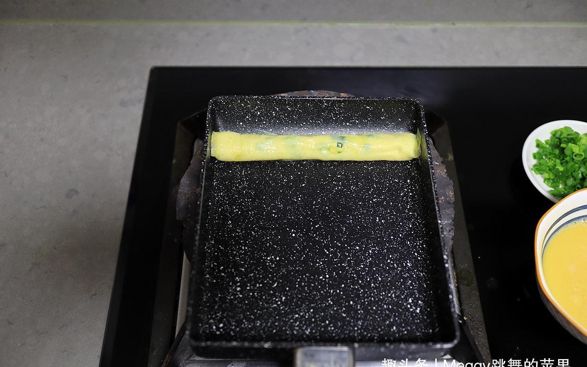 厨艺|鸡蛋的别致吃法，4个蛋摊7张蛋皮卷成筒，香嫩多汁特别显厨艺