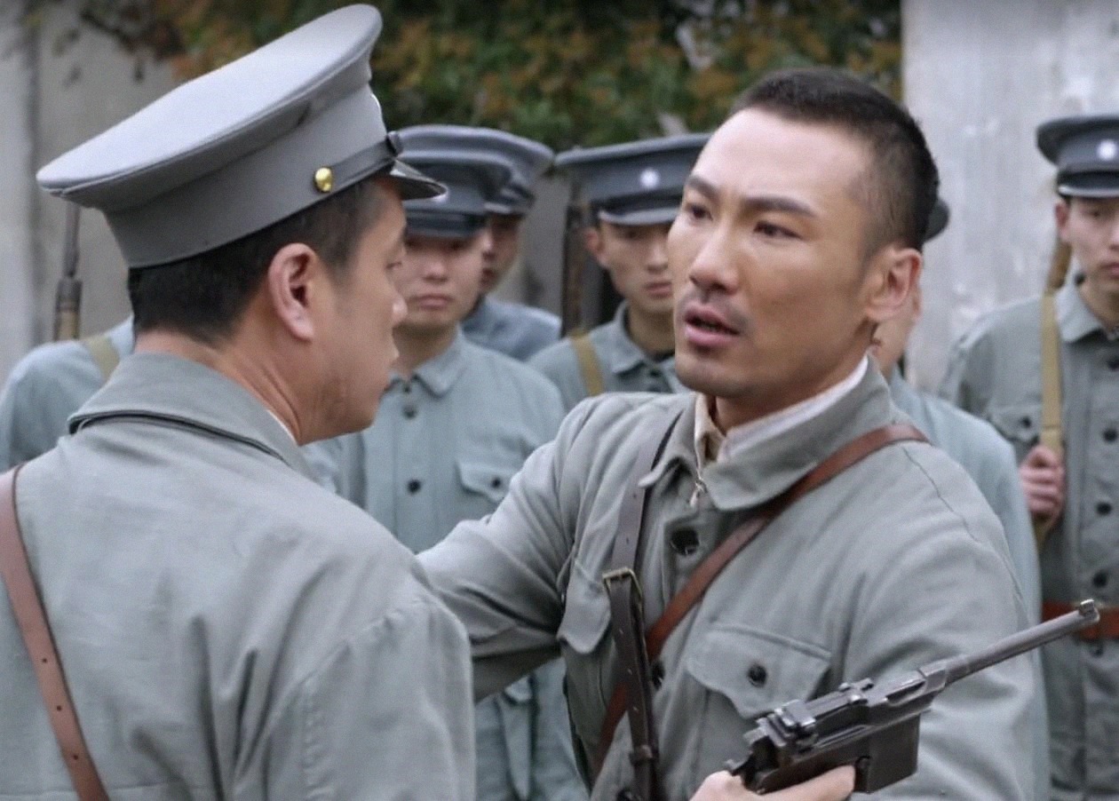 老总|叛徒刺杀彭老总，千钧一发之际，李将军飞扑上去