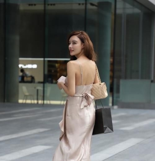 高跟鞋 美女脚上穿上一双红白格纹的粗跟鞋,典雅高贵又浪漫十足