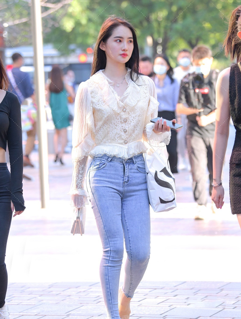 穿搭 牛仔裤也要用心穿搭,才能让造型显得休闲精致,美出时尚感