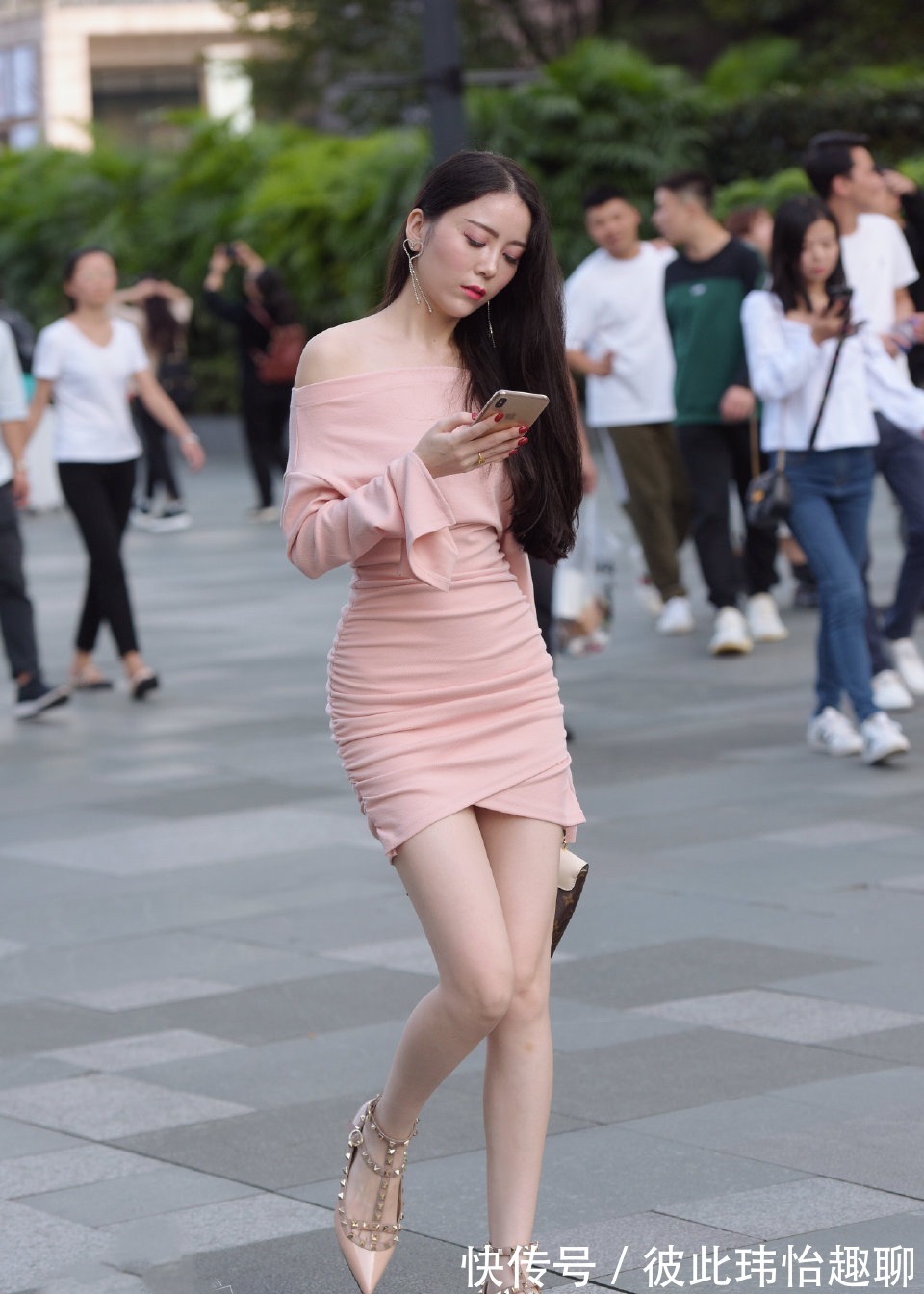 搭配|连衣裙搭配高跟鞋,展现迷人双肩,穿出优雅感