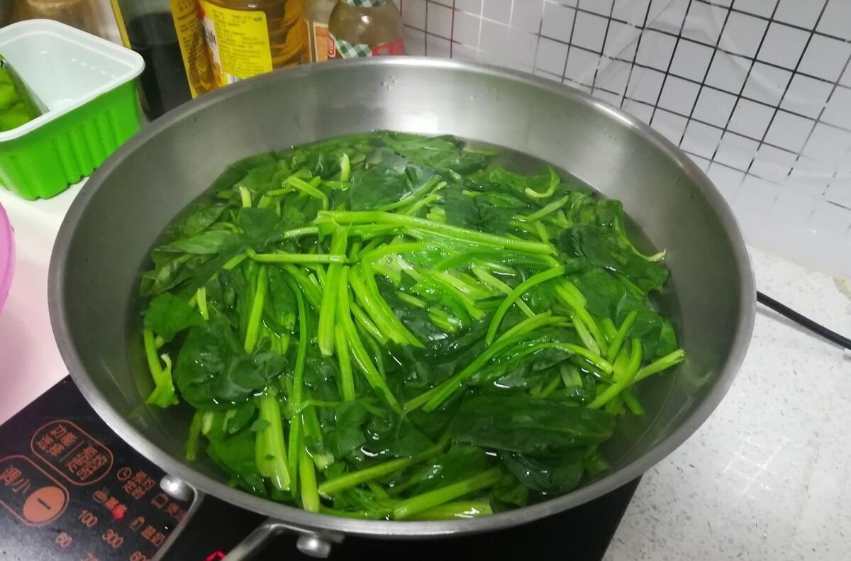 炒菜前必须要焯水的3种蔬菜,千万别嫌焯水麻烦,当心有害于健康