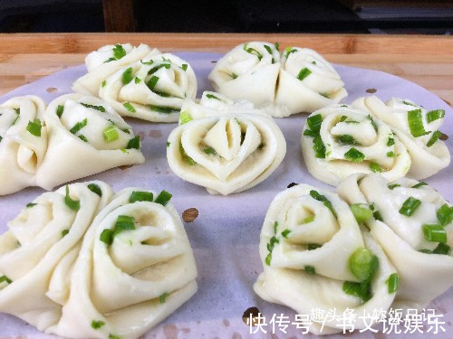 想吃花卷不会拧教你一绝招,筷子一压,简单快速,太方便了