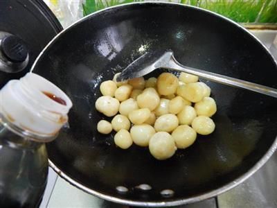 教你在家做葱香红烧小土豆,外酥里嫩口感好,上桌瞬间被秒光