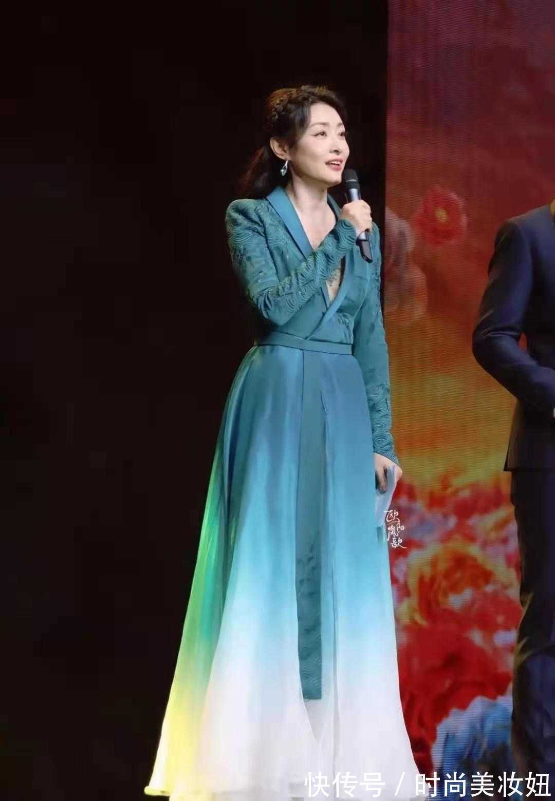 连衣裙|53岁周涛凭“气质”美出圈,穿蓝色连衣裙高级优雅,美翻了