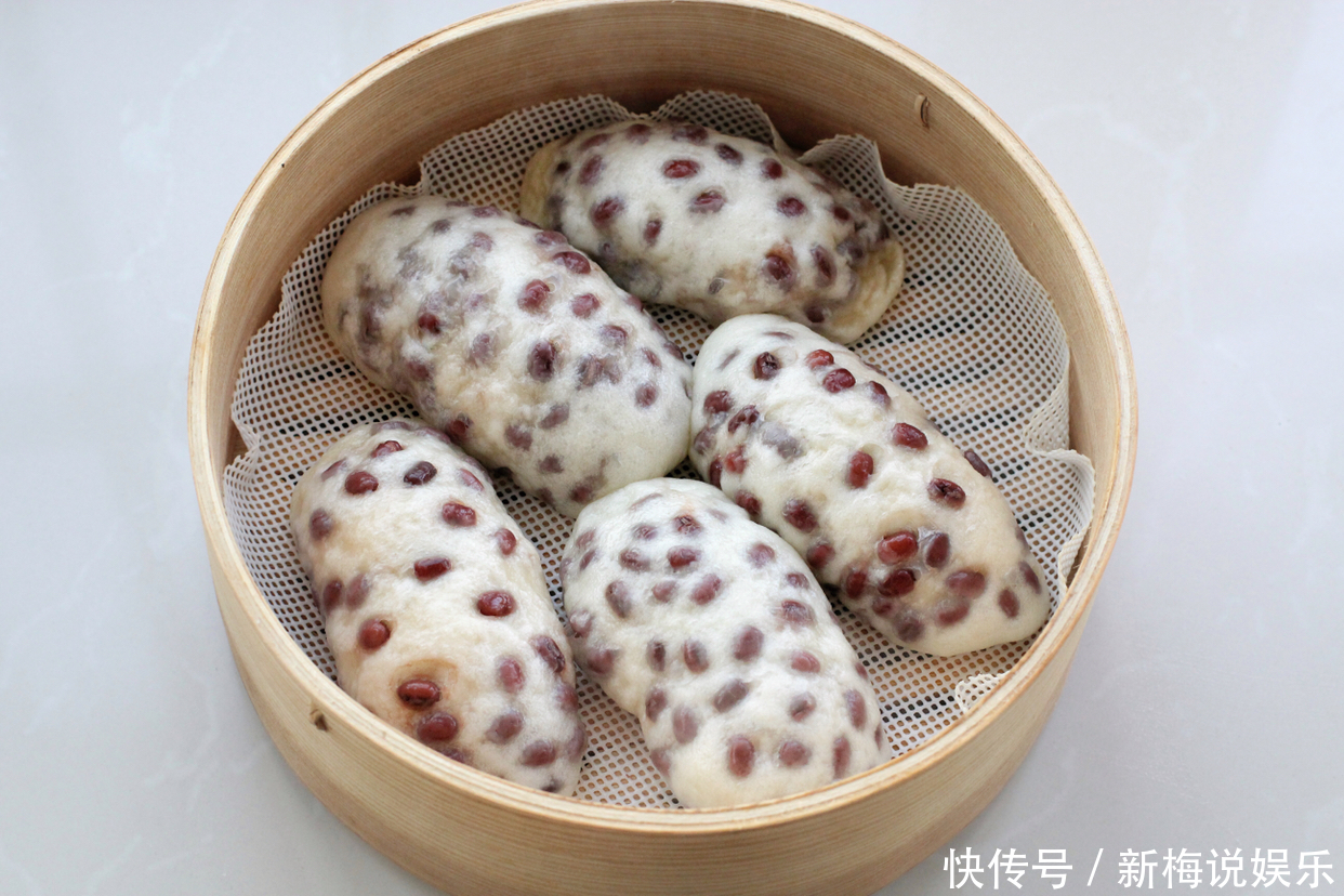 红豆别煮粥了,加山药和面粉上锅一蒸,松软香甜又养胃,老少皆宜