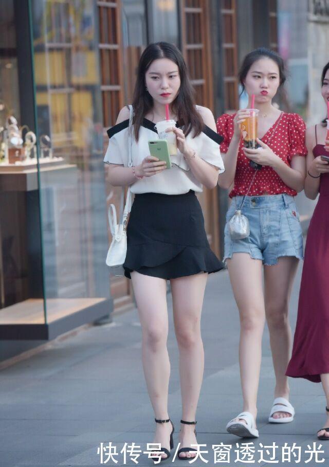小短裙下面不一定穿打底裤,今年流行这样搭,时髦优雅一手抓!