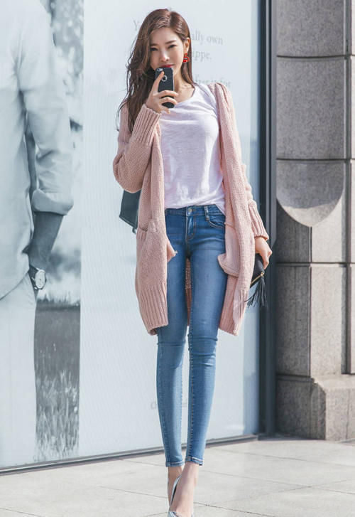 美女穿搭：小姐姐爱穿俏皮可人的紧身裤，展现细节上的精致感！