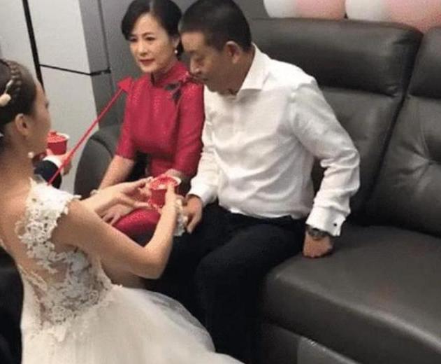 "最美丈母娘"走红,风韵迷人艳压新娘,网友:这颜值不输明星