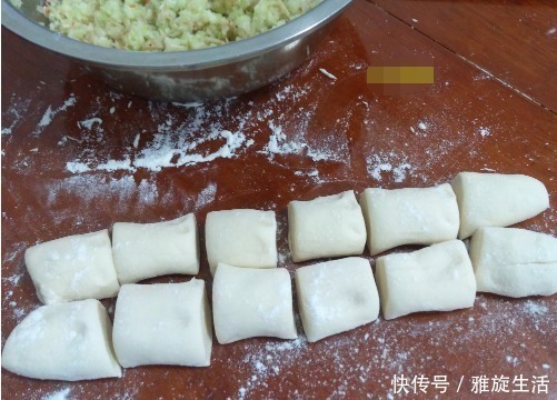 面团|这个包子没有肉却特别鲜,只用俩食材,一个负责香,一个负责鲜!