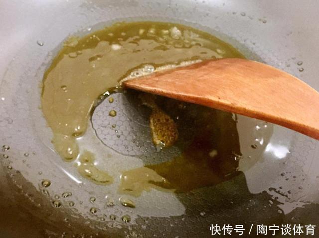 炒糖色时,别直接放白糖,记得多加这一步,又红又亮不粘锅