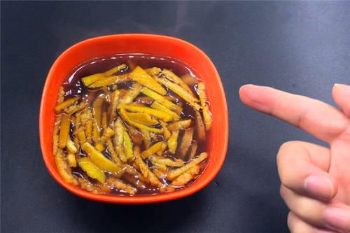 橘子皮和生姜泡水，真是厉害了，解决了不少人的难题，省钱又实用