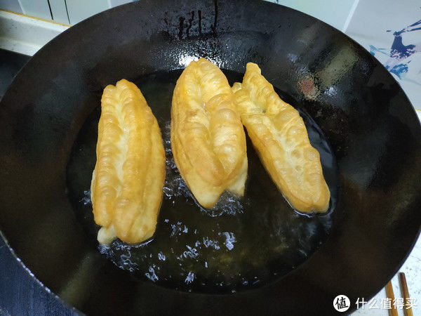 食用油|炸油条想要蓬松酥脆，有人加鸡蛋、有人加酵母粉，其实都不正确