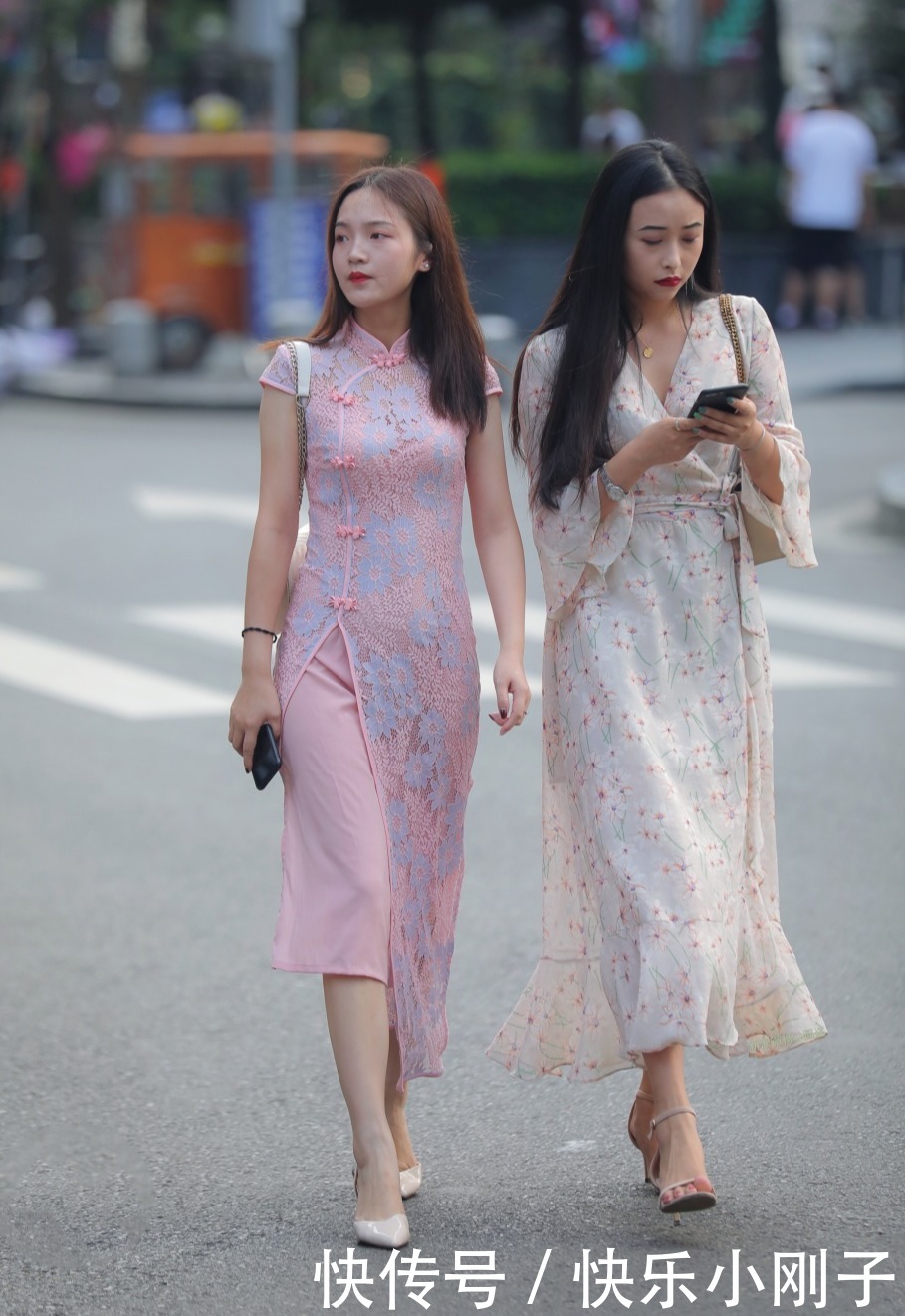 闺蜜各有特色，旗袍和长裙到底谁更美？