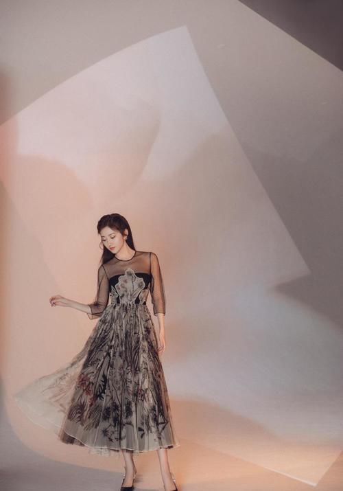 美女穿搭:神秘感连衣裙,演绎性感的魅力,捉摸不透